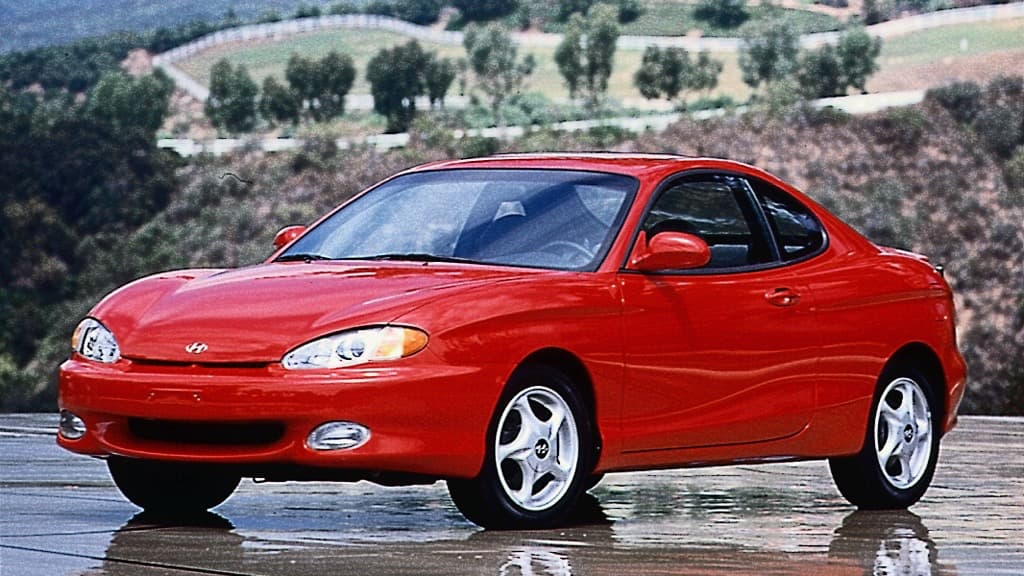<h3 class="cms-h3-H3"><b>8. Hyundai Tiburon 1996-2000</b>. </h3>
<br>
<br>El primer esfuerzo de la surcoreana Hyundai por construir un coupé de estilo deportivo resultó en este triste amasijo de líneas sin sentido conocido como Tiburon (sin acento en la o). Hyundai aprendió rápidamente a enmendar su error presentando un atractivo reemplazo para el años 2001.