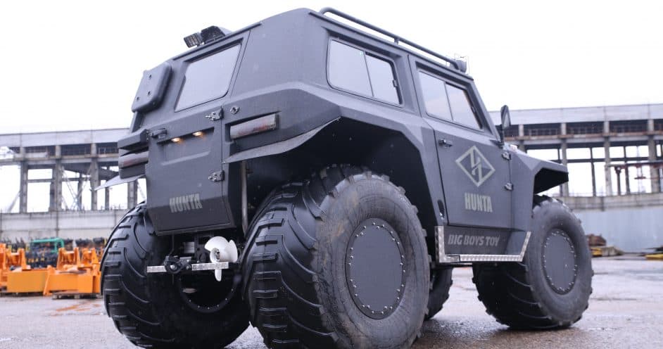 Cuando necesita realizar actividades en el agua, ya sea abiertas o congeladas,
<b>utiliza una pequeña hélice instalada en la parte trasera</b>. El cambio de dirección se realiza con ayuda de las ruedas delanteras.