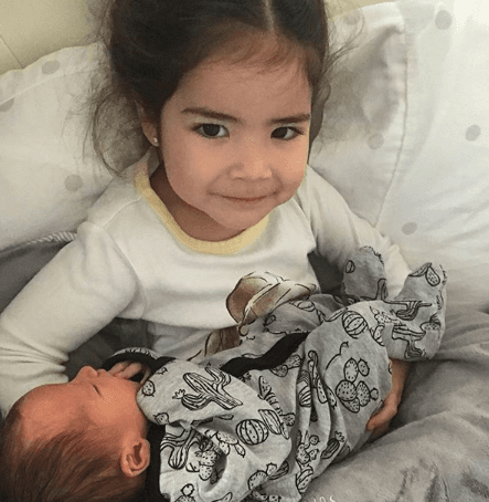 Giulietta resultó una gran hermana mayor y así de amorosa la hemos visto con su hermanito, aunque no la deje dormir. (Julio 14, 2018)