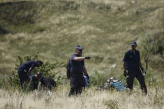 Expertos holandeses examinan la zona del accidente del Malaysia Airlines en el pueblo de Jarkov.  