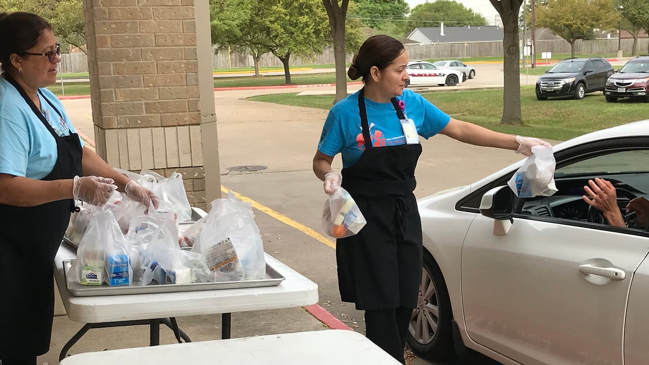 Personal del Distrito Escolar de Katy apoyan en un programa de alimentación y nutrición para niños y menores de 18 años a semanas de que las clases se cancelaran en todas las escuelas por el brote del coronavirus.