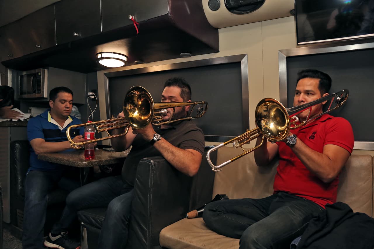 Luis Fernando Ibarra y Óscar Álvarez estuvieron practicando con los trombones.