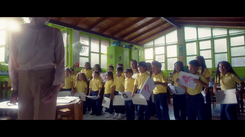 En otro escenario, una maestra de la tercera edad recibe la sorpresa de sus alumnos con este adorable mensaje y atrás... su novio con el anillo.