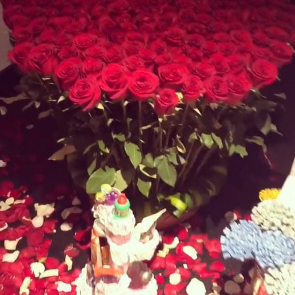 Por su parte, el pequeño Mateo le regaló un enorme ramo de rosas rojas, algunos dulces y una carta. Además puso pétalos de rosas por toda la casa. La también actriz compartió la sorpresa de su hijo con un video a través de Instagram: "Y despertar así el día de tu cumpleaños, los amo".