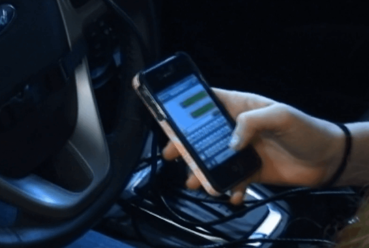 Las cifras de mortalidad y heridos por accidentes de tránsito asociados con conductores distraídos va en aumento aunque la ley lo impide.