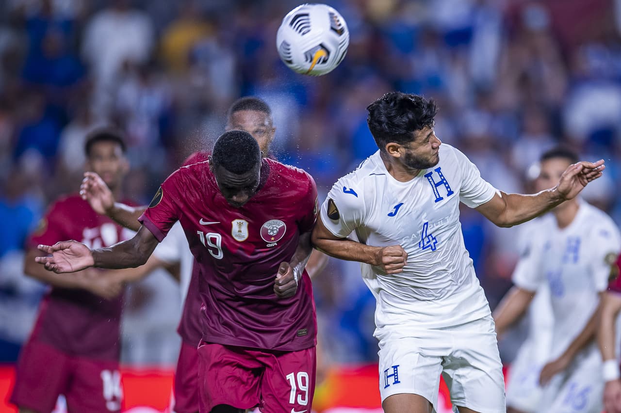 las anotaciones de Homan Ahmed y Abdelaziz Hatem le dan la victoria a Qatar 2-0 sobre Honduras y aseguran el liderato de su grupo.
