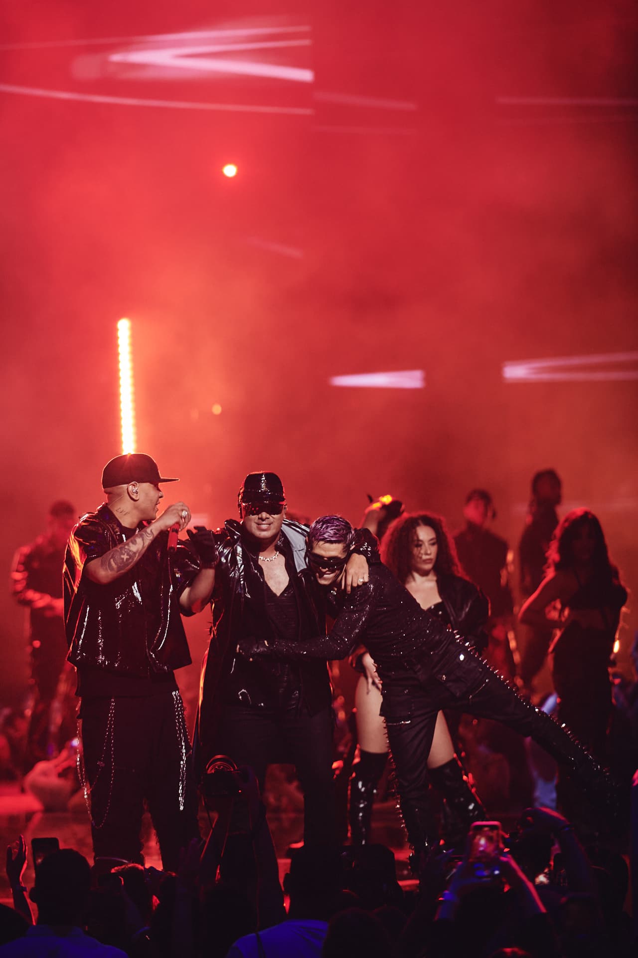 Para cerrar con broche de oro la entrega de Premios Juventud 2024, Wisin nuevamente subió al escenario para interpretar 'Aventura 2.0' junto a Lenny Tavarez & Darell.