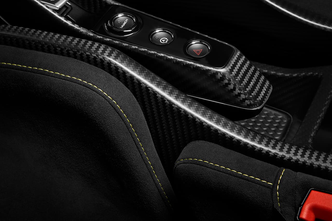 La única transmisión disponible es una automática de doble-embrague de 7 velocidades que propulsara las ruedas posteriores este carro de 2,641 libras de peso.