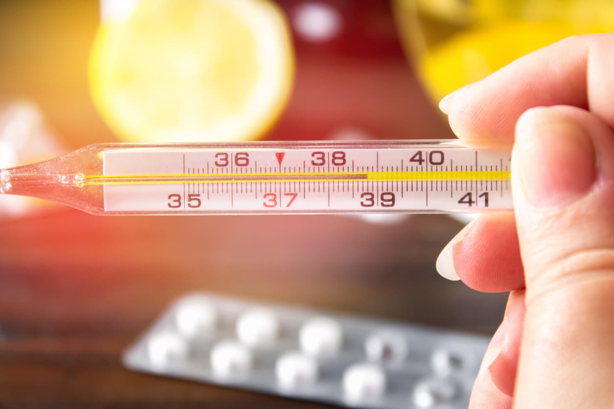 Además, puede haber fiebre, pérdida de apetito y malestar, aunque hay quienes (especialmente adultos) no tienen síntomas.
<br>