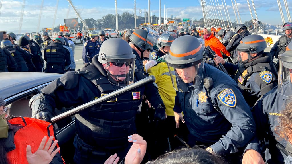Durante la protesta en el Bay Bridge durante la cumbre APEC en San Francisco, la policía llevó a cabo una serie de arrestos, deteniendo a varios manifestantes. Estos arrestos se realizaron con el objetivo de restablecer el orden y garantizar la seguridad de los conductores y demás personas presentes en el puente. Los manifestantes detenidos enfrentarán cargos por su participación en la protesta.