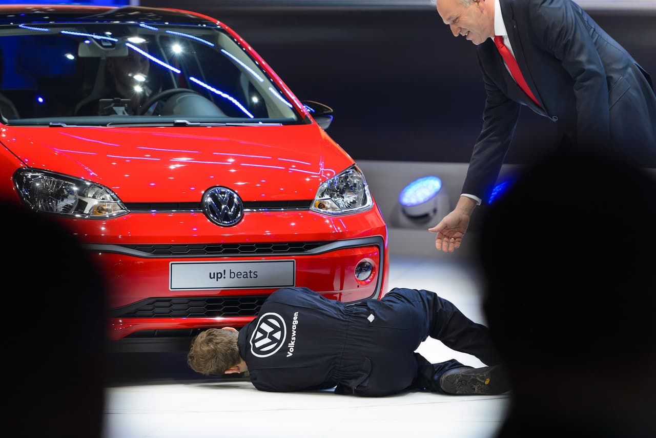 Ginebra 2016: Comediante protagoniza protesta durante presentación de VW