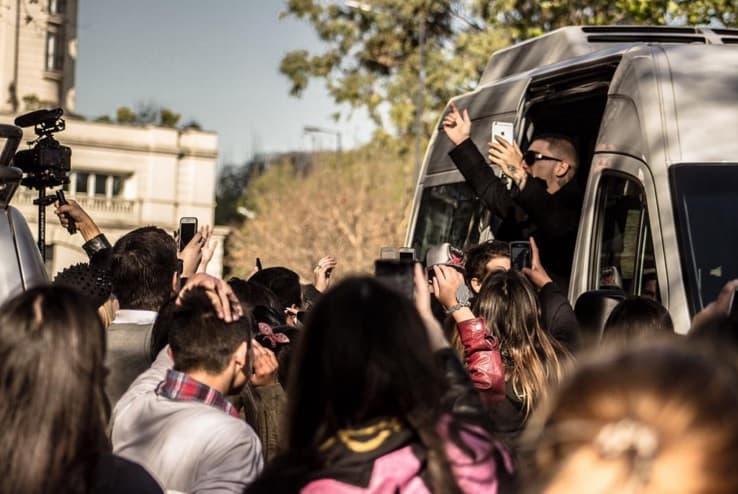 Las fanáticas lo reciben súper emocionadas en cada lugar que visita.