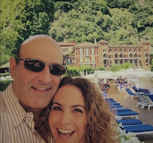 Además es un padre cariñoso y es común verlo de paseo con sus hijos.