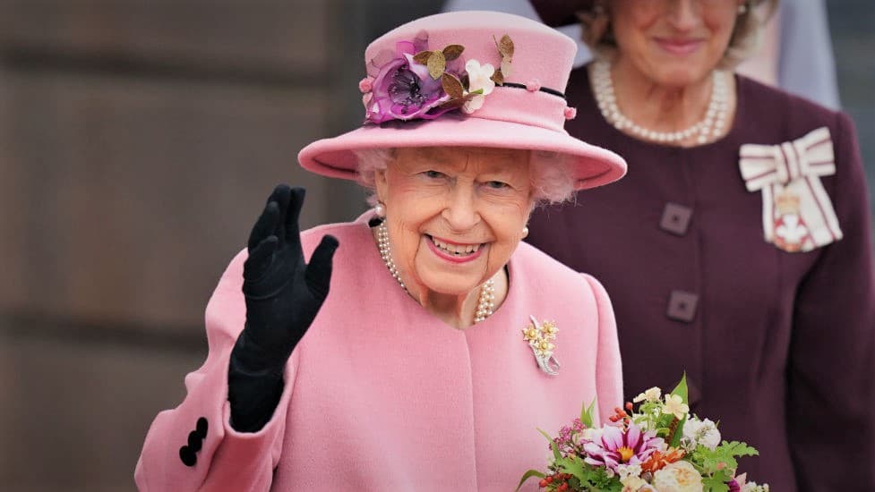 <b>En video:</b> El Palacio de Buckingham dio a conocer que la reina Isabel II amaneció bajo supervisión médica luego de que los médicos expresaron preocupación por su salud al examinarla. A sus 96 años, la monarca falleció este jueves. 
<br>Aquí te contamos su vida 👇