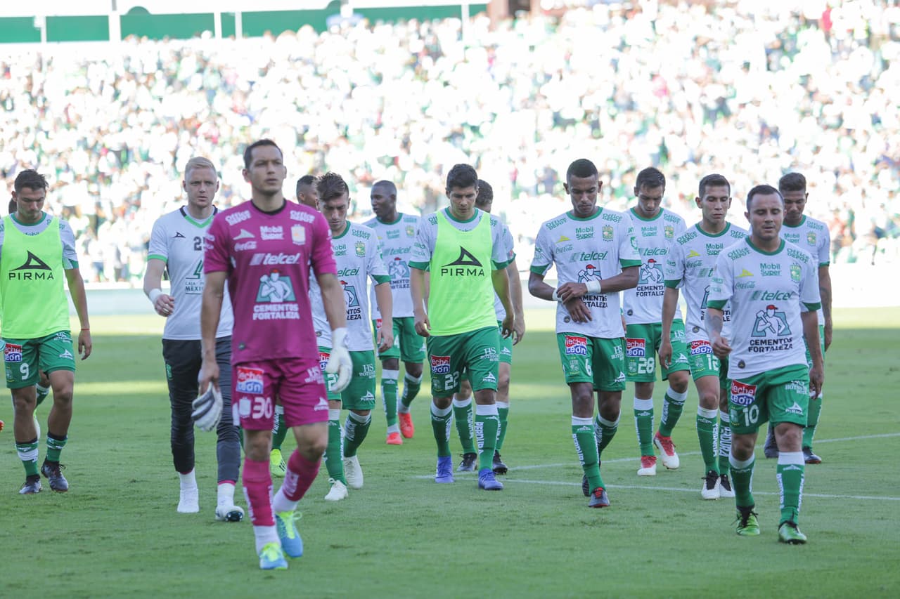Debido a que la visita normalmente solo viaja con un uniforme, Santos se vio obligado a desprenderse del especial y conmemorativo jersey.