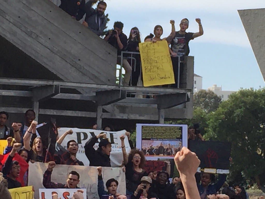 Decenas de estudiantes de la Universidad Estatal de San Francisco protestaron en contra del cierre del programa de estudios étnicos.