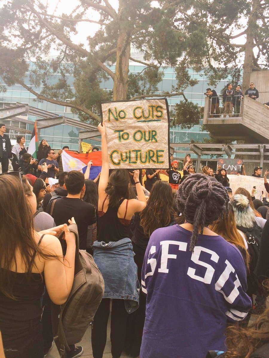 Decenas de estudiantes de la Universidad Estatal de San Francisco protestaron en contra del cierre del programa de estudios étnicos.
