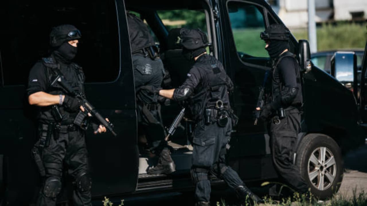 Operación con apoyo del SWAT deja 7 arrestados en Germantown