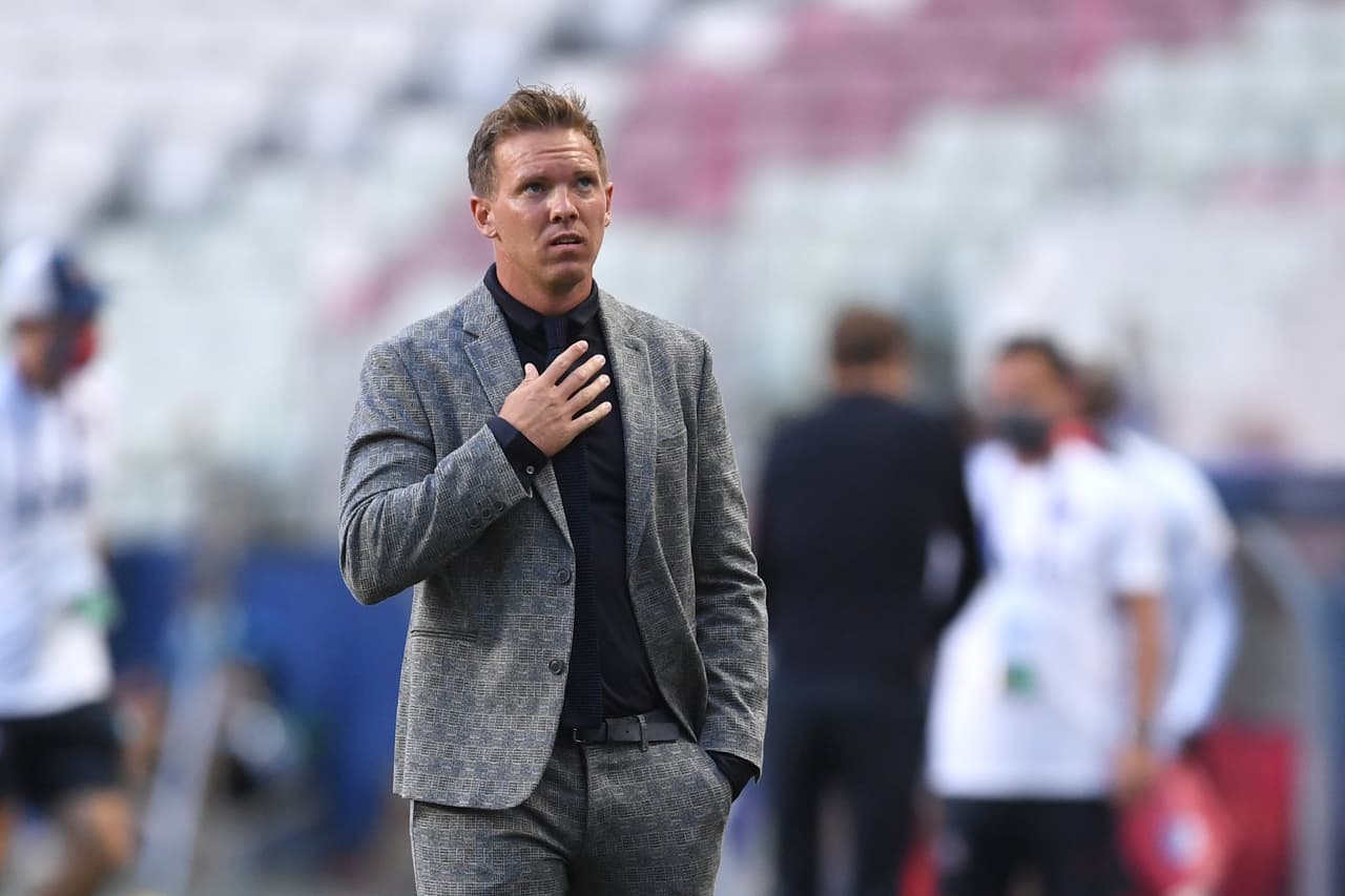 Hacia los 35’, nuevamente el astro brasileño mandaba un balón al poste tras cobrar un tiro libre.