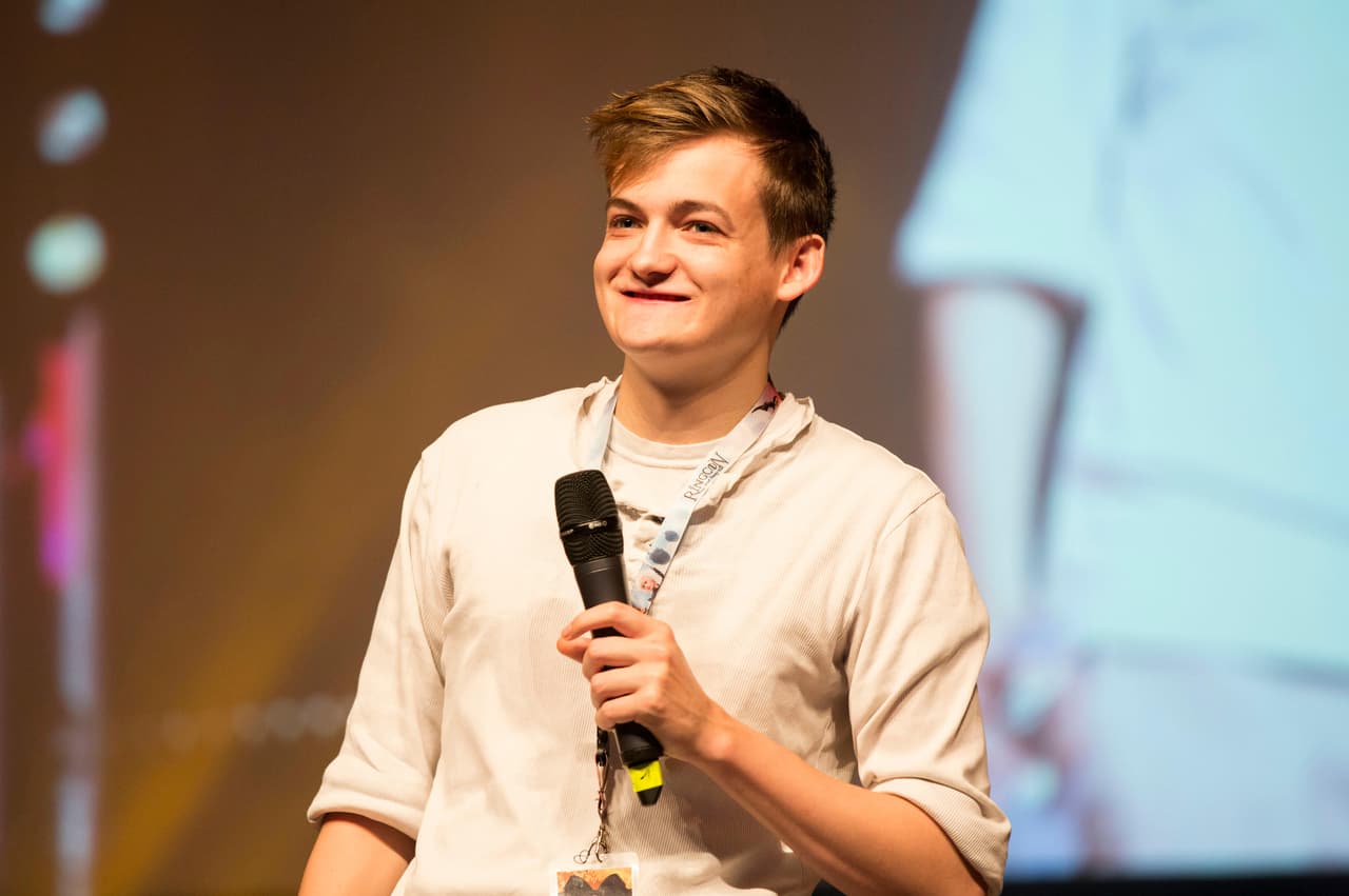 Al año siguiente Gleeson se graduó de Teología y Filosofía en el Trinity College de Dublín. En marzo pasado se dio a conocer que después de seis años alejado de la TV, el actor regresaría para formar parte de la comedia 'Out Of Her Mind'.