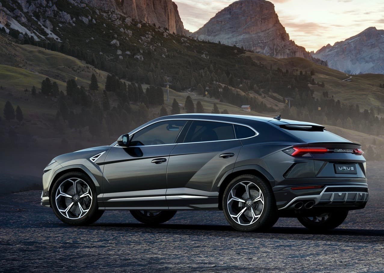 Con capacidad para acelerar de 
<b>0 a 60 mph en 3.5 segundos</b> y alcanzar una 
<b>velocidad máxima de 190 mph</b> la Urus es 
<b>la SUV más rápida del mundo</b>.
