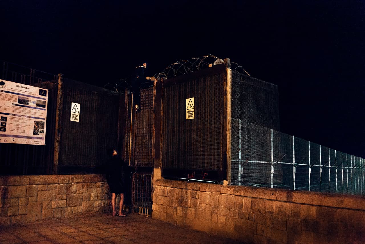 Melilla, a Spanish enclave in north Africa, has been known as the last border for thousands of migrants who’s final destination is Europe. As such, it is experiencing one of the biggest migration crises of its recent history. Hundreds of unaccompanied minors await to cross the border irregularly, so they can enter European territory. For the most part, they come from Morocco, Melilla's neighboring country. The biggest migration wave of unaccompanied minors into Spain is happening right now, in 2018. Between January and April of this year, Spain has received 6,248 unaccompanied boys and girls --almost as much as they received in all of 2017. This is how Melilla, on its own, has become home to over 1000 unaccompanied minors. Of the thousands, hundreds end up facing the harsh reality of living on the street due to overcrowded detention centers. They are an empovrished and marginalized community that struggles to find a way out of Africa, oftenly using dangerous methods of travel.