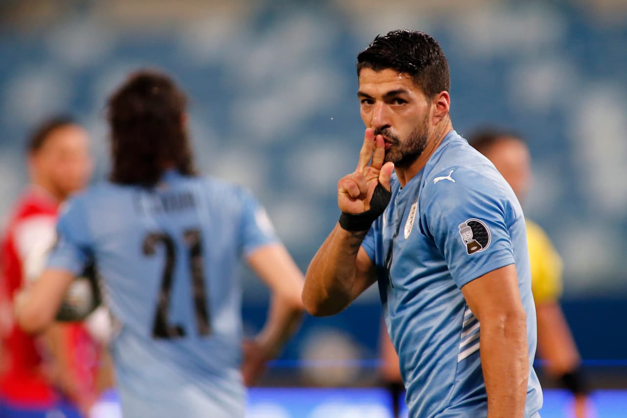 Luis Suárez festejó el autogol de Arturo Vidal que él provocó en el duelo ante Chile.