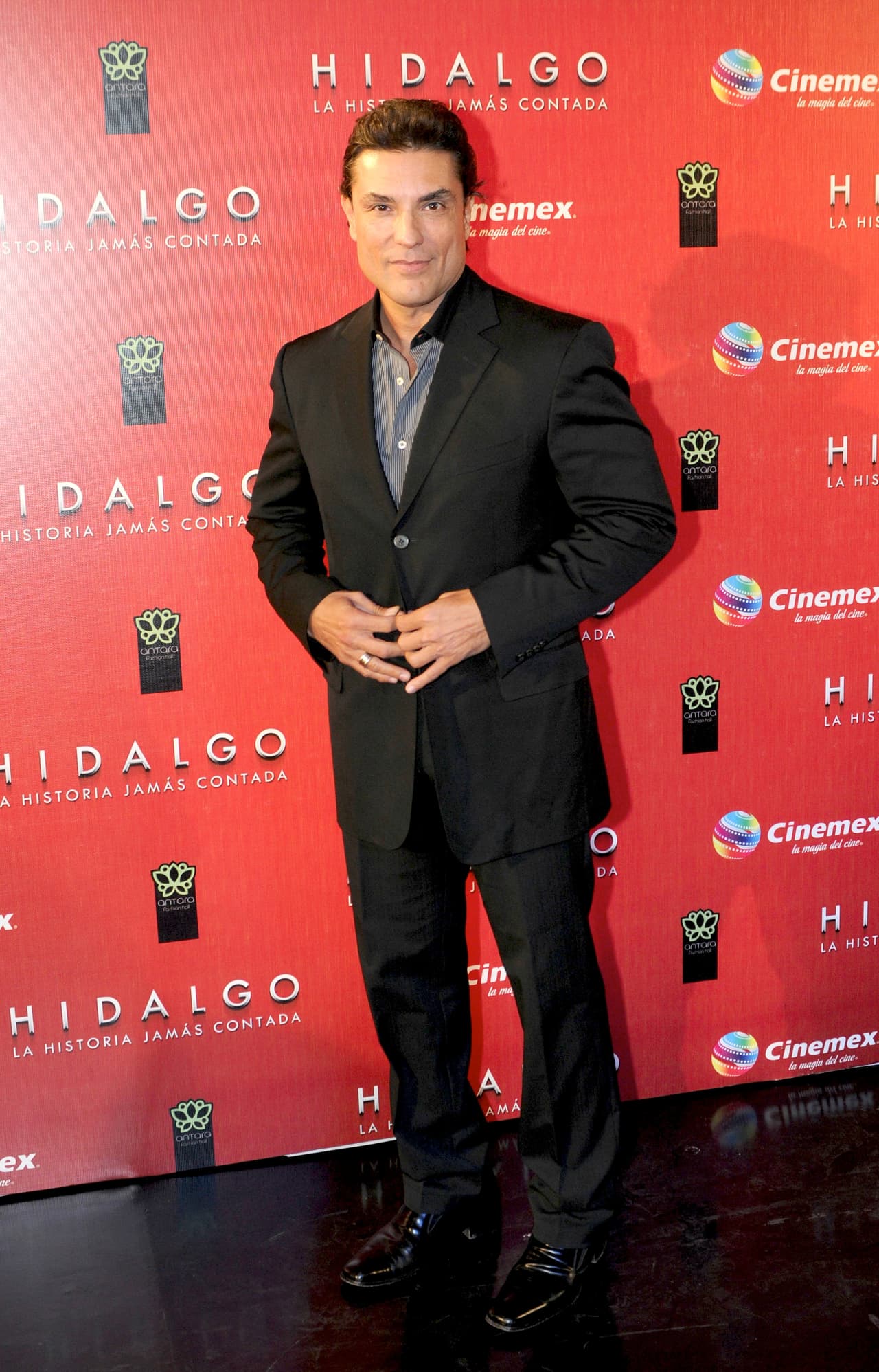 En los últimos años, el actor se ha involucrado en 
<b><a href="https://www.univision.com/local/puerto-rico-wlii/osvaldo-rios-se-suma-a-las-actividades-en-apoyo-a-los-damnificados-por-los-sismos-video" target="_blank">asuntos de filantropía</a></b>, algunos de ellos en su natal Puerto Rico, además de ser productor de cine. 
<br>