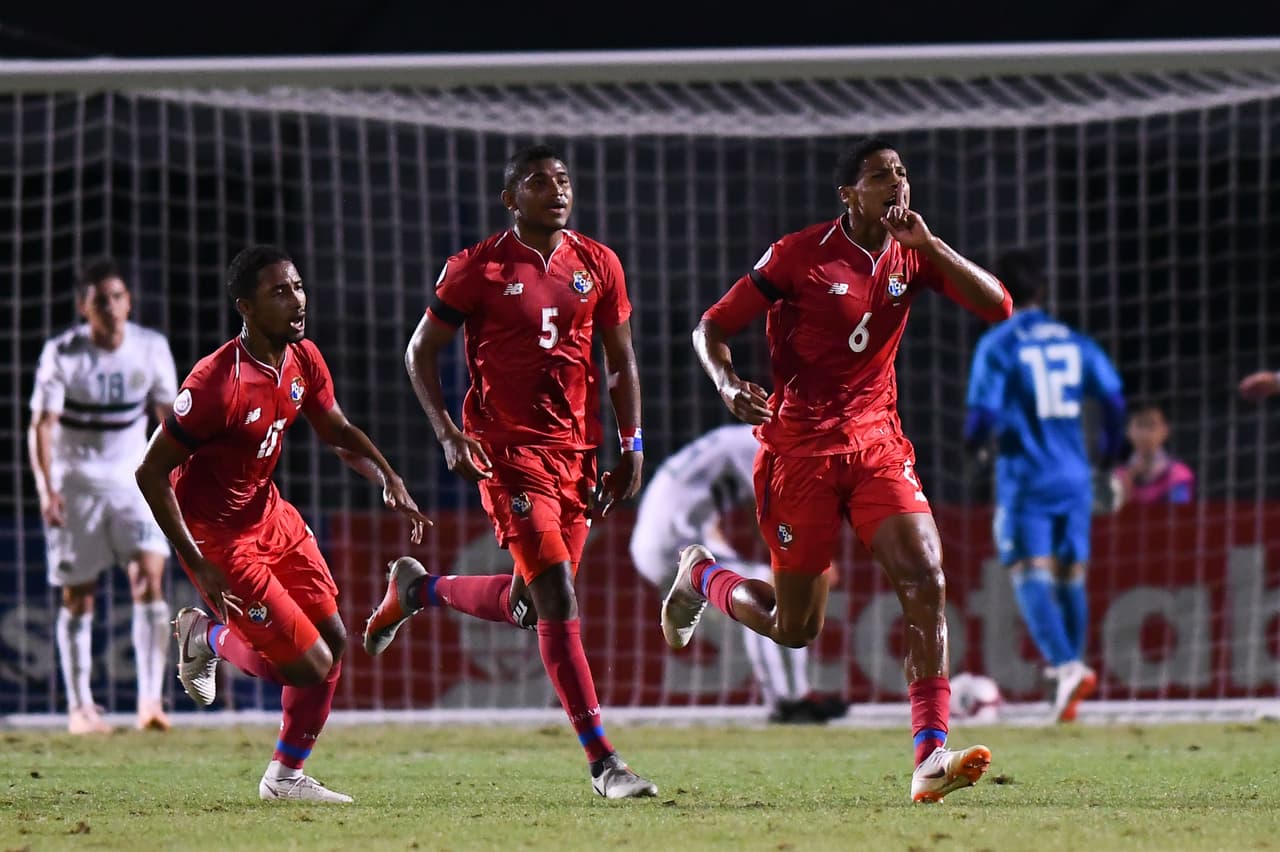 Y fueron los panameños los que se adelantaron en el marcador. A los 34 minutos, en una jugada dentro del área mexicana, Ernesto Walker (6) ponía el 1-0 en favor de los suyos para sorpresa de todos.
