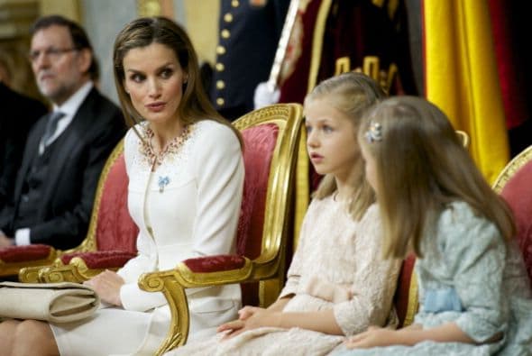 mientras la que la recién nombrada Princesa de Asturias, doña Leonor, ha seguido el discurso de Felipe VI sin apenas gesticular, su hermana, la infanta Sofía, se ha mostrado inquieta y curiosa.