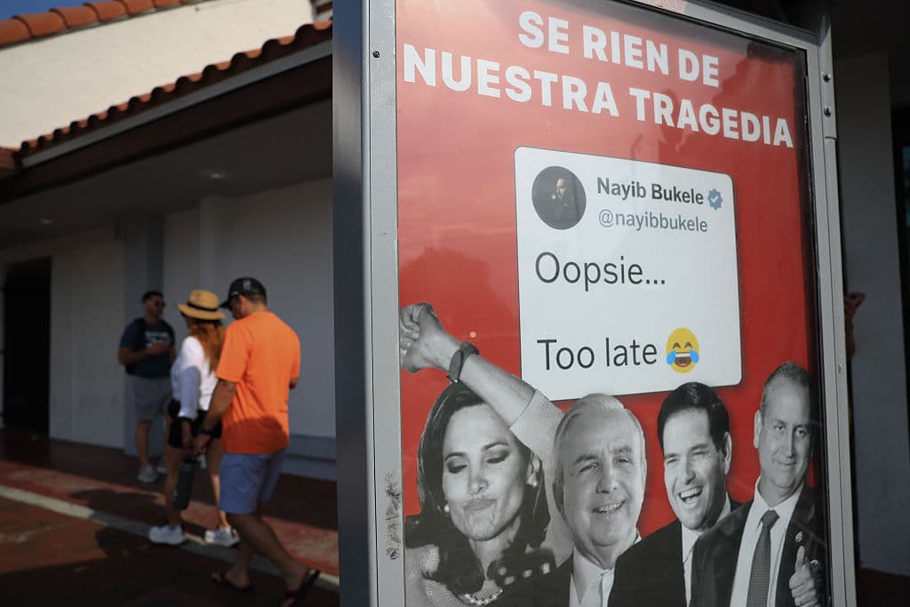 En el anuncio se ve de izquierda a derecha a los representantes María Elvira Salazar, Carlos Giménez, el secretario de Estado, Marco Rubio, y el congresista Mario Díaz-Balart.