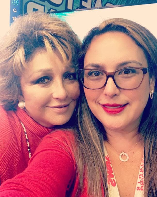 Por su parte, 
<b>Angélica Vale</b> también compartió una fotografía con su madre y escribió: "¡Te amo mami! ¡Eres simplemente la mejor! ¡Feliz Día de la Madre! ¡Eres mi mayor inspiración! ¡Gracias siempre!".