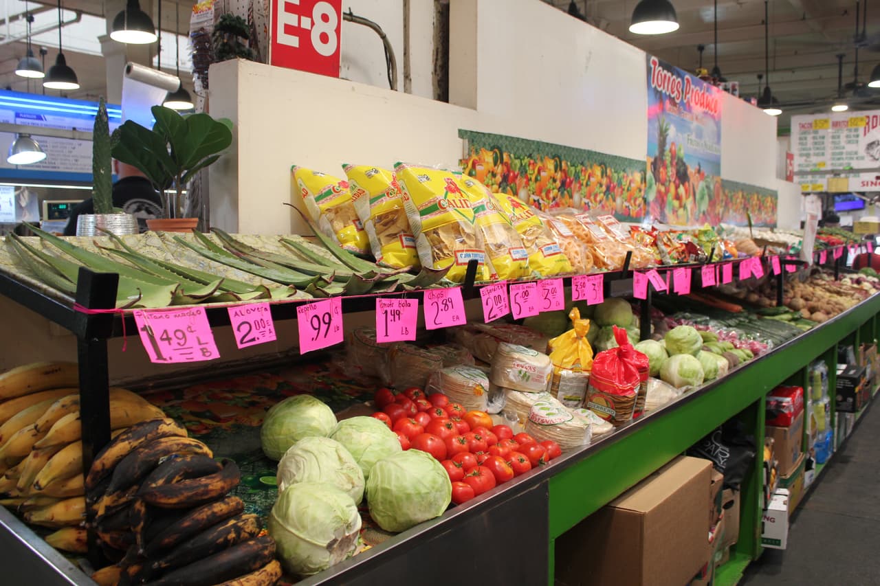 Además de las comidas, en el histórico mercado se mantiene puestos originales de ventas de chiles secos, verduras y frutas.
