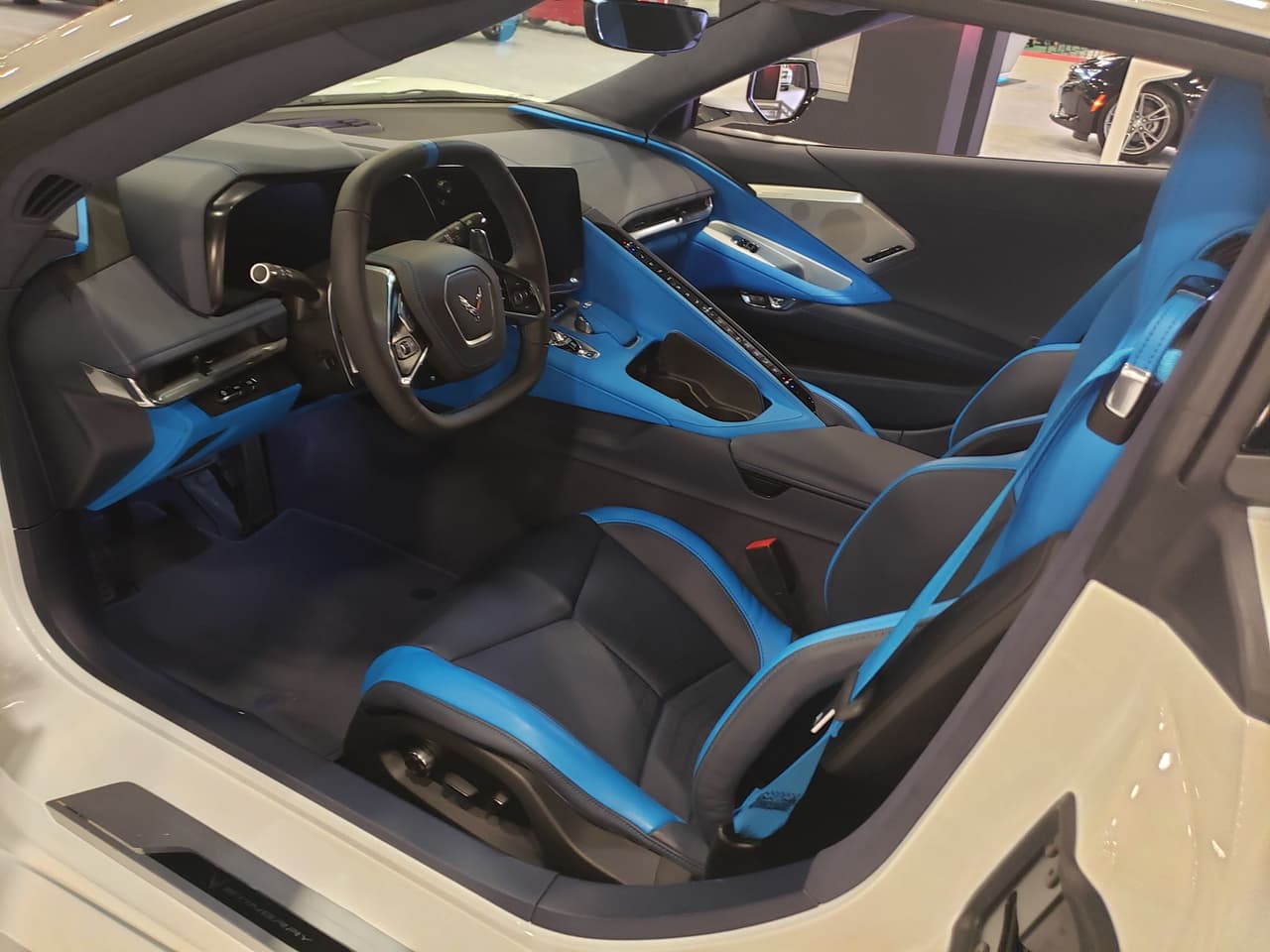 En el interior, la consola y el tablero de instrumentos se encuentran orientados hacia el conductor, lo que crea un ambiente con toques de auto de carreras. Por otra parte, el Corvette nunca había contado con tantas opciones para ser personalizado, con seis variaciones de color para el interior, seis para el cinturón de seguridad y otras dos para las costuras, sin olvidar las 12 variaciones para el exterior.