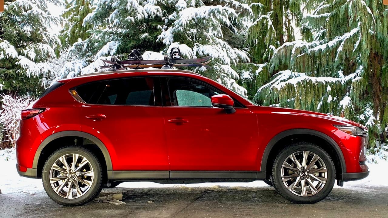 <h3 class="cms-h3-H3"><b>8. Mazda CX-5</b></h3>
<br>
<b>Precio inicial: $24,350</b>
<br>
<b>Diferencial porcentual de precio sobre modelo de un año de uso: 13.4%</b>
<br>
<b>Diferencial de precio en dólares sobre modelo de un año de uso: $3,457</b>
<br>Ojo, que el modelo analizado por
<b> iseecars.com</b> corresponde al modelo 2018. Afortunadamente el modelo 2019 es aún mejor. 
<br>Cuando en diciembre pasado 
<b><a href="https://www.univision.com/noticias/mazda/la-mazda-cx-5-llega-a-2019-con-poder-turbo-y-un-sistema-computarizado-de-estabilidad-a-prueba-de-curvas-traicioneras" target="_blank">probamos la Mazda CX-5 2019</a></b>, una actualización del modelo 2018, en las carreteras que rodean la estación de esquí de Whistler en Canadá, la conseguimos encantadora, competente y tecnológicamente impresionante. El hecho de que su depreciación sea tan baja es una razón más para comprarla nueva.