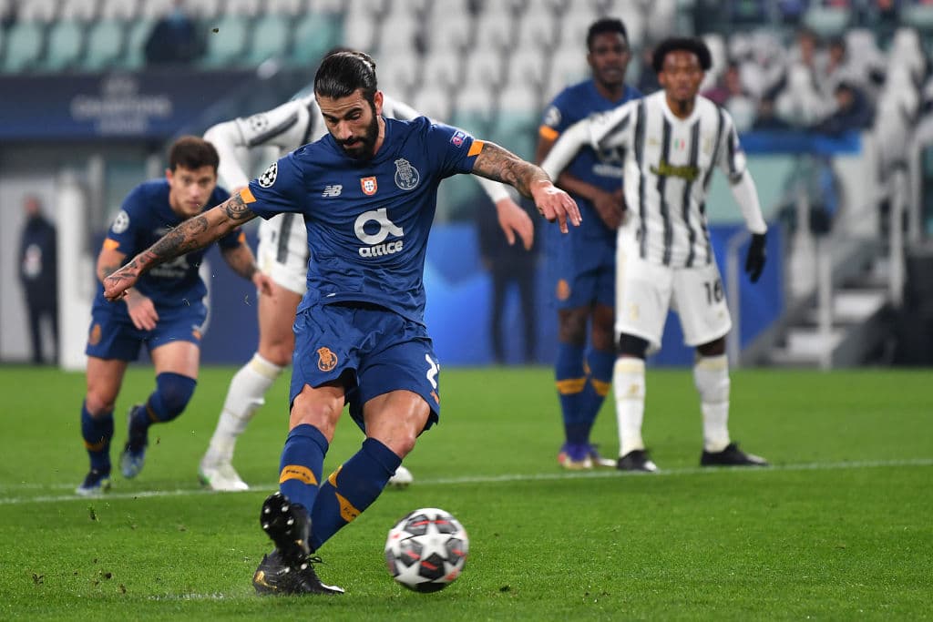 Juventus queda eliminado, por tercer año consecutivo, de la UEFA Champions League. Esta vez el Porto hizo la hazaña y, en tiempo extra, con gol de Sergio Oliveira, calificó a su equip a cuartos de final. El mexicano Jesús 'Tecatito' Corona, fue titular y participó durante todo el encuentro. El marcador del partido fue 3-2, pero fue el global el que le dio el pase a los 'Dragones Azules'.