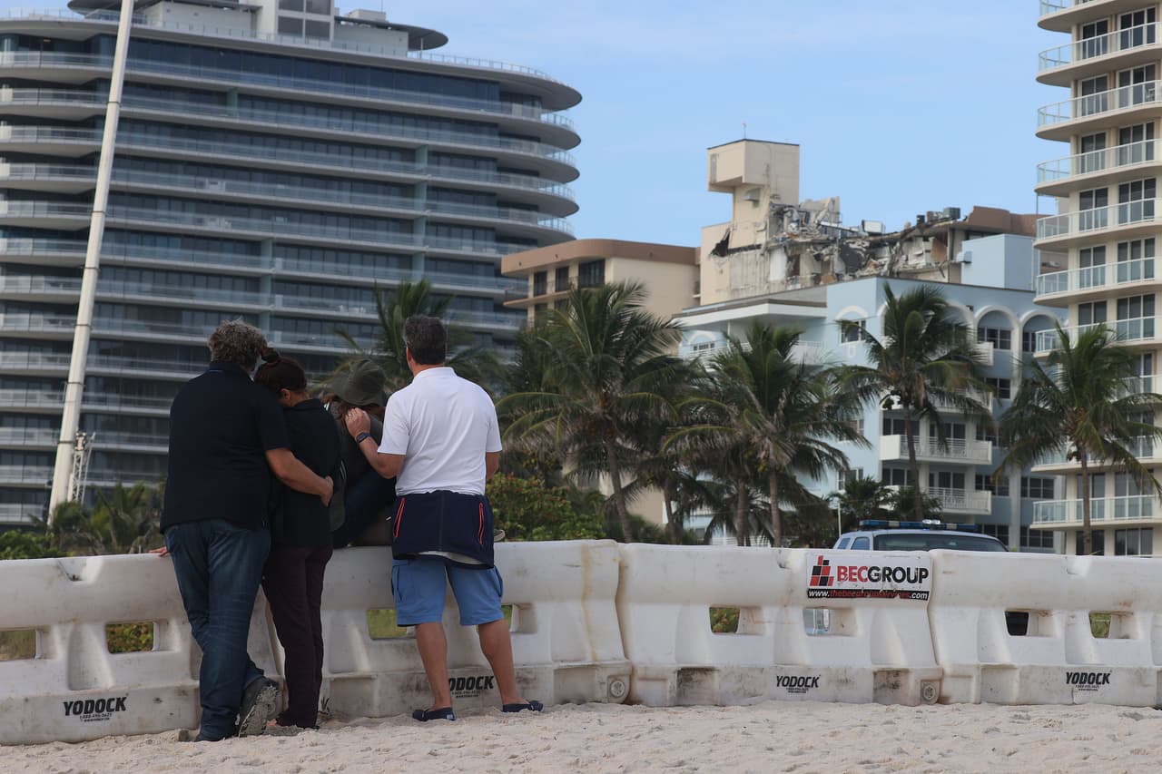 Familiares de los desaparecidos se acercan hasta donde les es permitido, sin perder la esperanza de volver a ver a sus seres queridos.