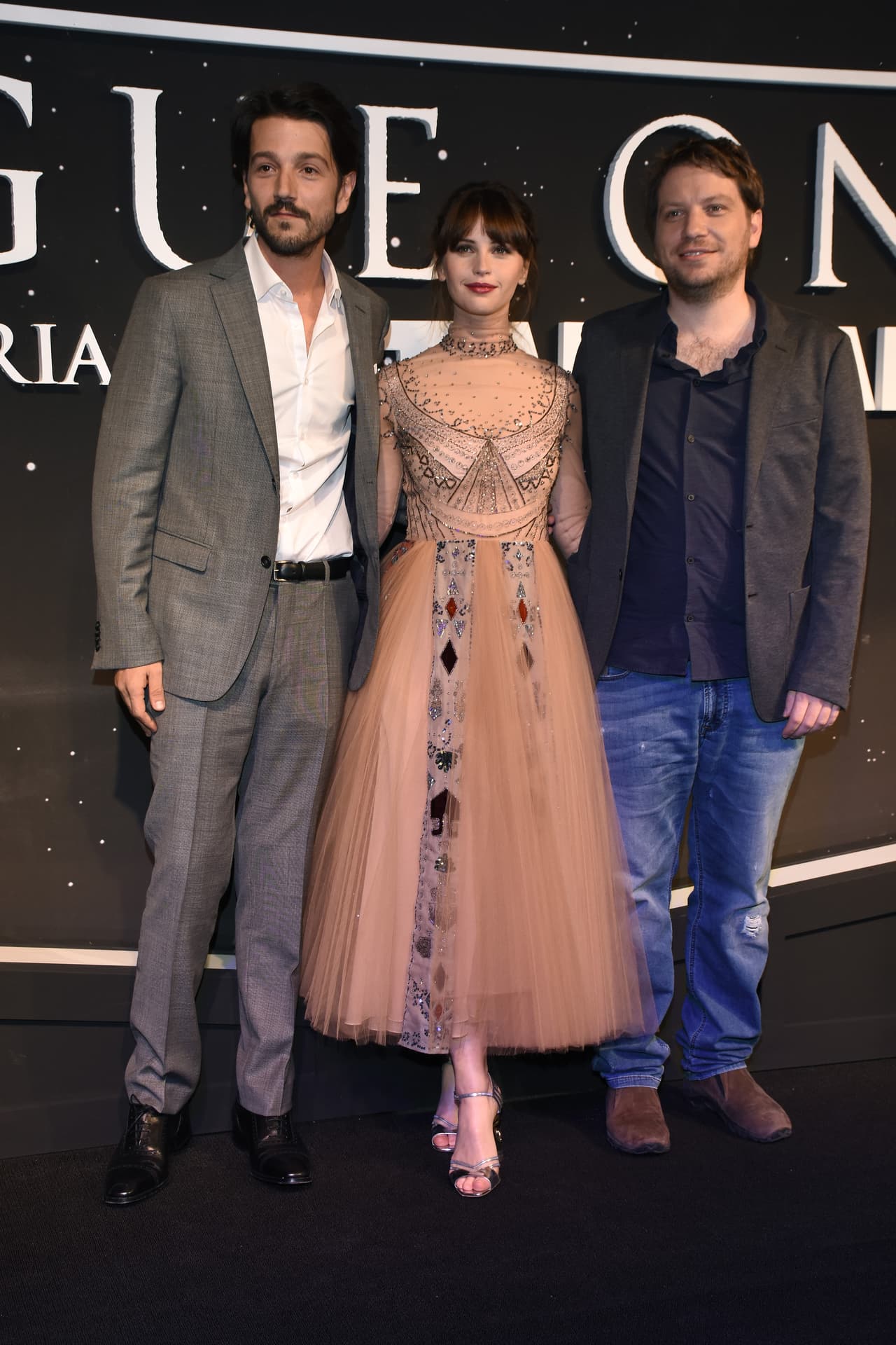 Diego Luna, Felicity Jones y Gareth Edwards en el estreno de 'Rogue One'.