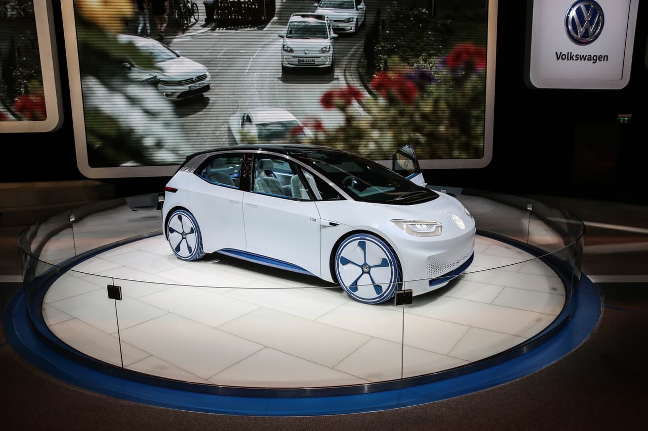 Volkswagen I.D. concept: Volkswage está determinada a hacer una transción de los motores diésel a la tecnología eléctria, y así lo demuestra la aparición de su concept ID, estéticamente similar a otros modelos del segmento