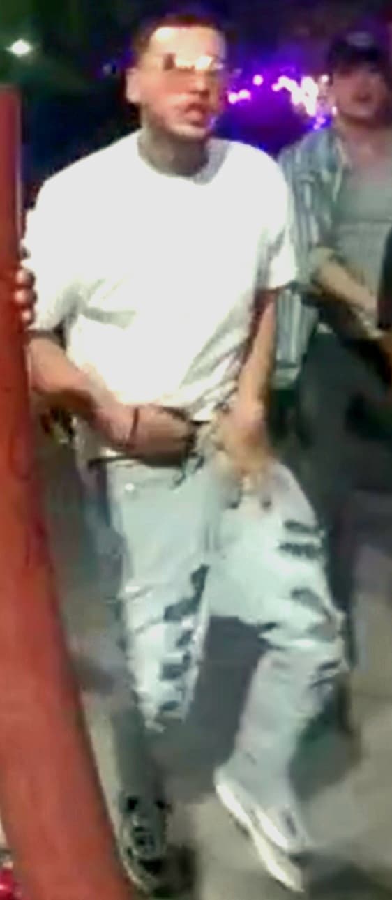 Uno de los sospechoso ha sido descrito como un hombre blanco o hispano de unos 20 años.