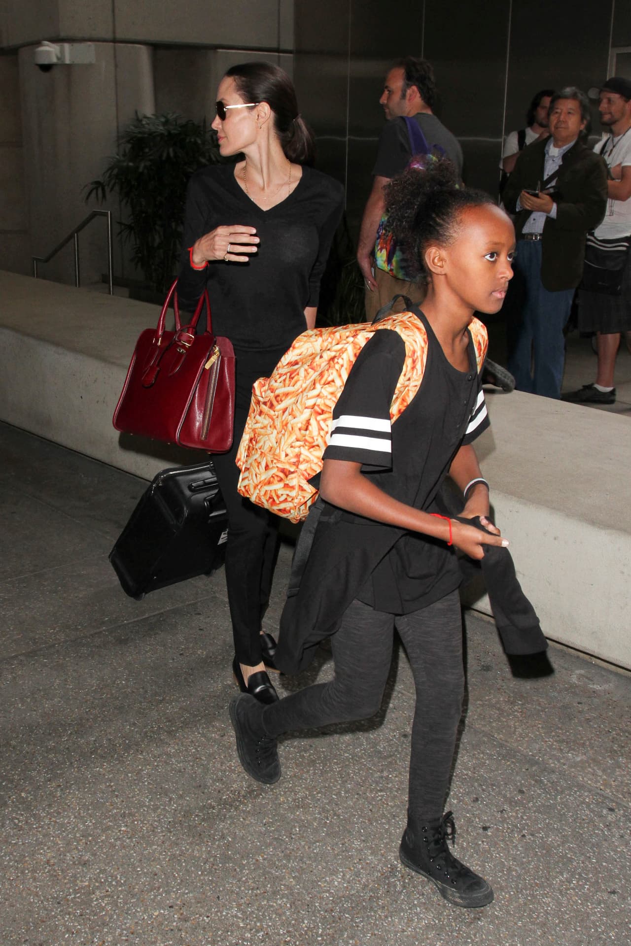 Zahara caminaba a su lado.