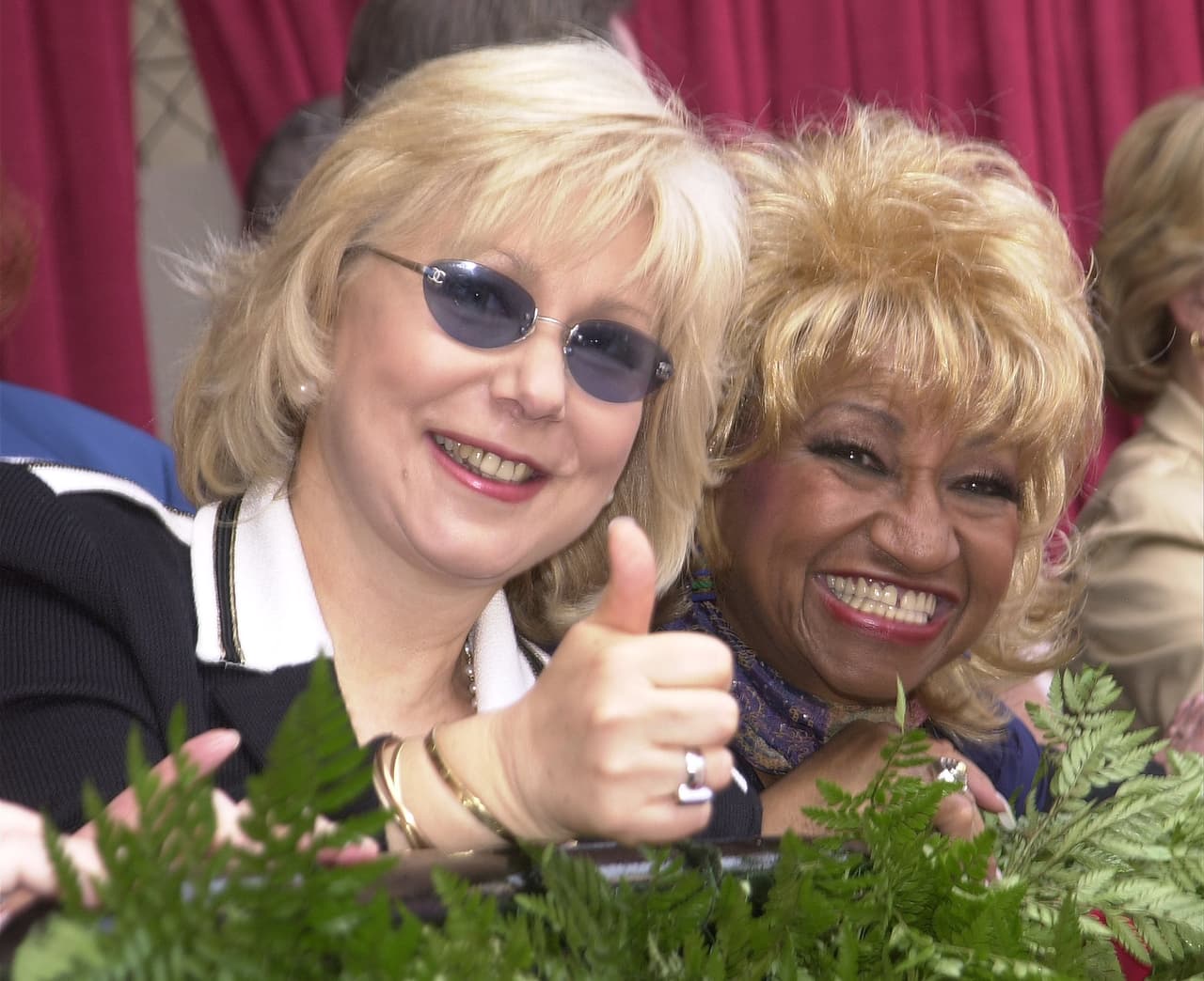Cristina Saralegui con Celia Cruz en la revelación de la estrella del Paseo de la Fama de Hollywood para Don Francisco, el 8 de junio de 2001.