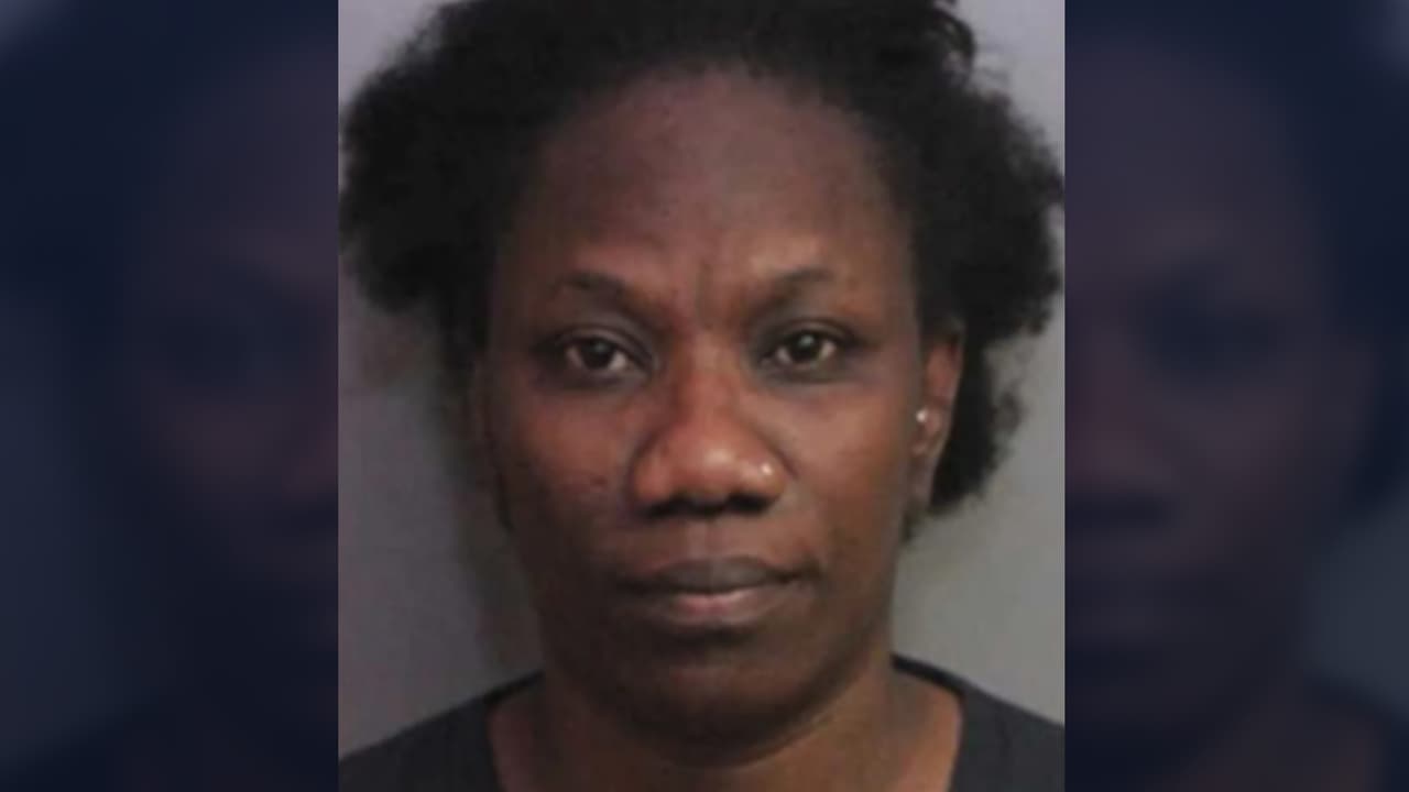 Sentencian a 30 meses de prisión a una mujer; golpeaba a alumnos dentro del autobús escolar en el condado de Polk