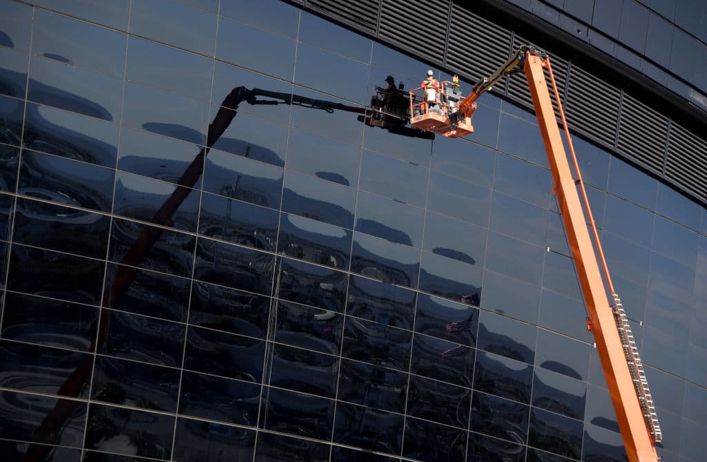 El Allegiant Stadium, nueva casa de Las Vegas Raiders, recibe los últimos detalles para ser estrenado la siguiente temporada de la NFL.