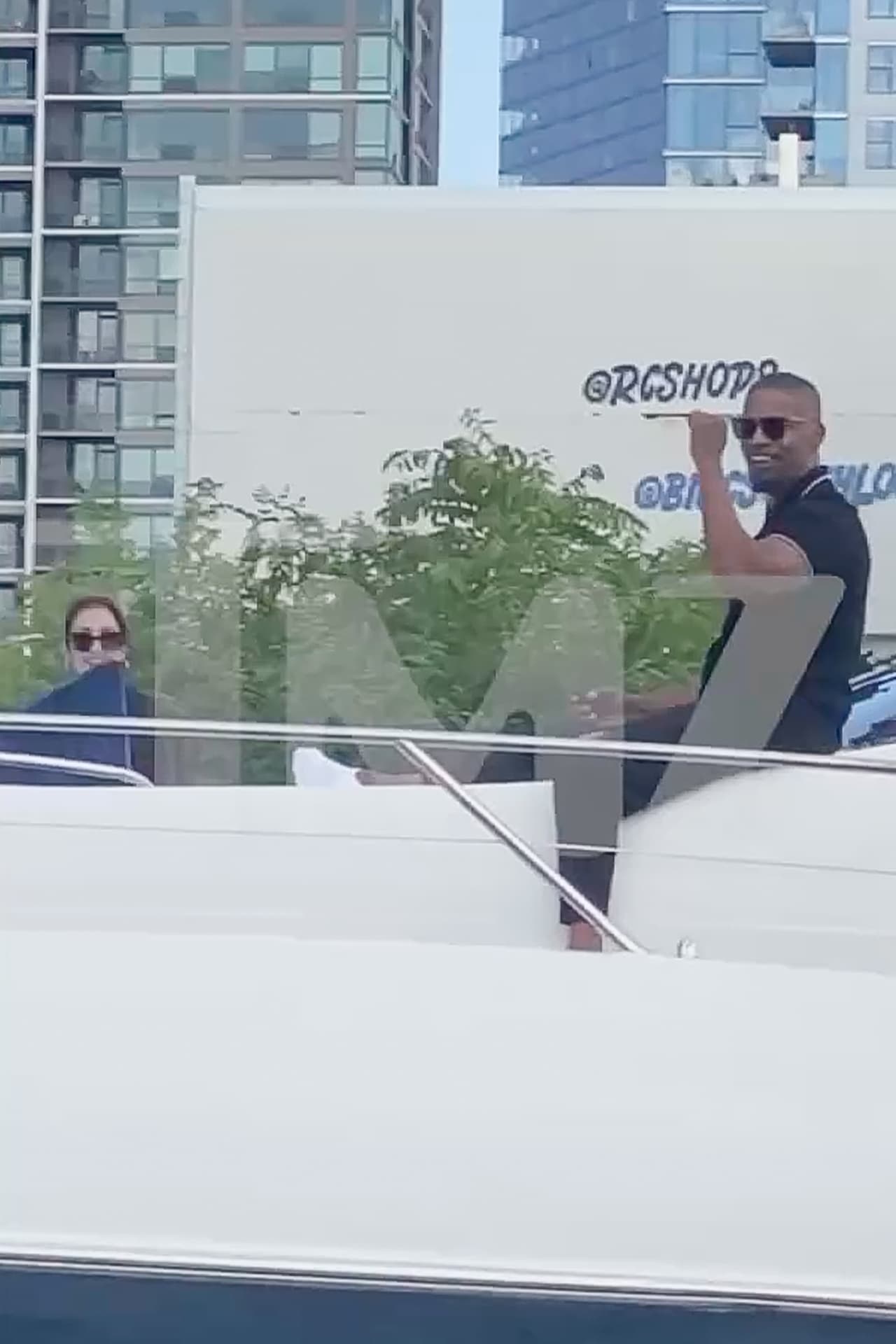 Por su parte, este 10 de julio, People reportó que, citando a una ‘fuente cercana’, el histrión está “muy bien”. 
<br>