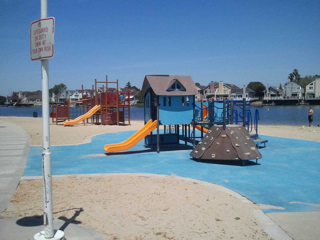 Atención padres, el parque acuático de San Mateo en la ciudad de San Mateo fue clasificada F, esto indica que la salud de tus niños puede correr riesgos si se bañan en ella.