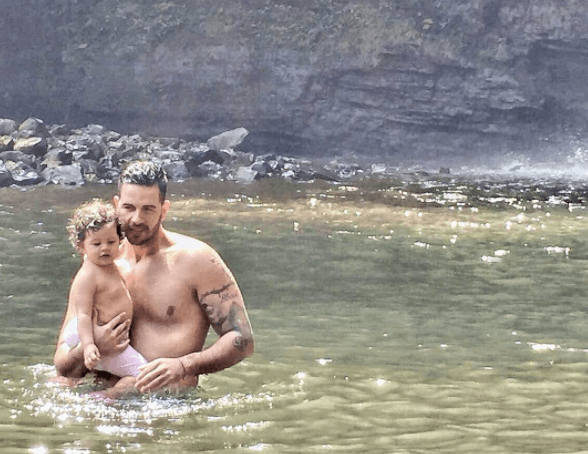 Anabella tiene loco de amor a su papá.