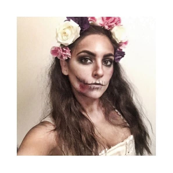 Ana Brenda Contreras prefirió vestirse de calavera con una linda diadema de rosas.