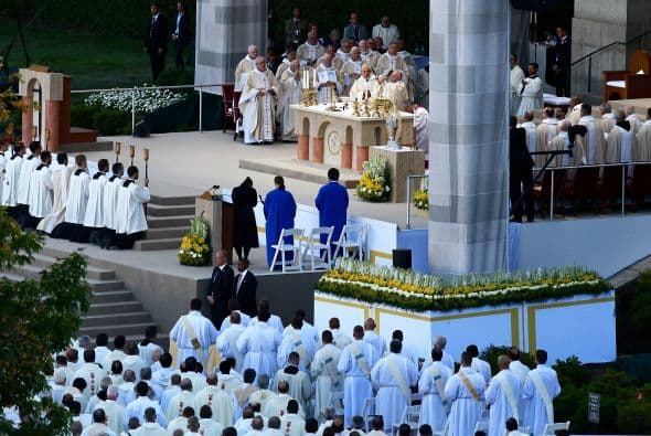 La ceremonia de canonización en la Basílica de la Universidad Católica en Washington.
