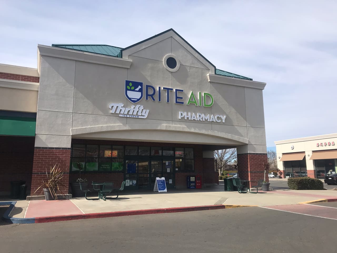 <b>Rite Aid</b>
<br>Dependiendo de la disponibilidad de dosis, Rite Aid ofrece citas para ser vacunado a través de su página de internet en 
<b><a href="https://www.mhealthappointments.com/" target="_blank">este enlace</a></b>.
